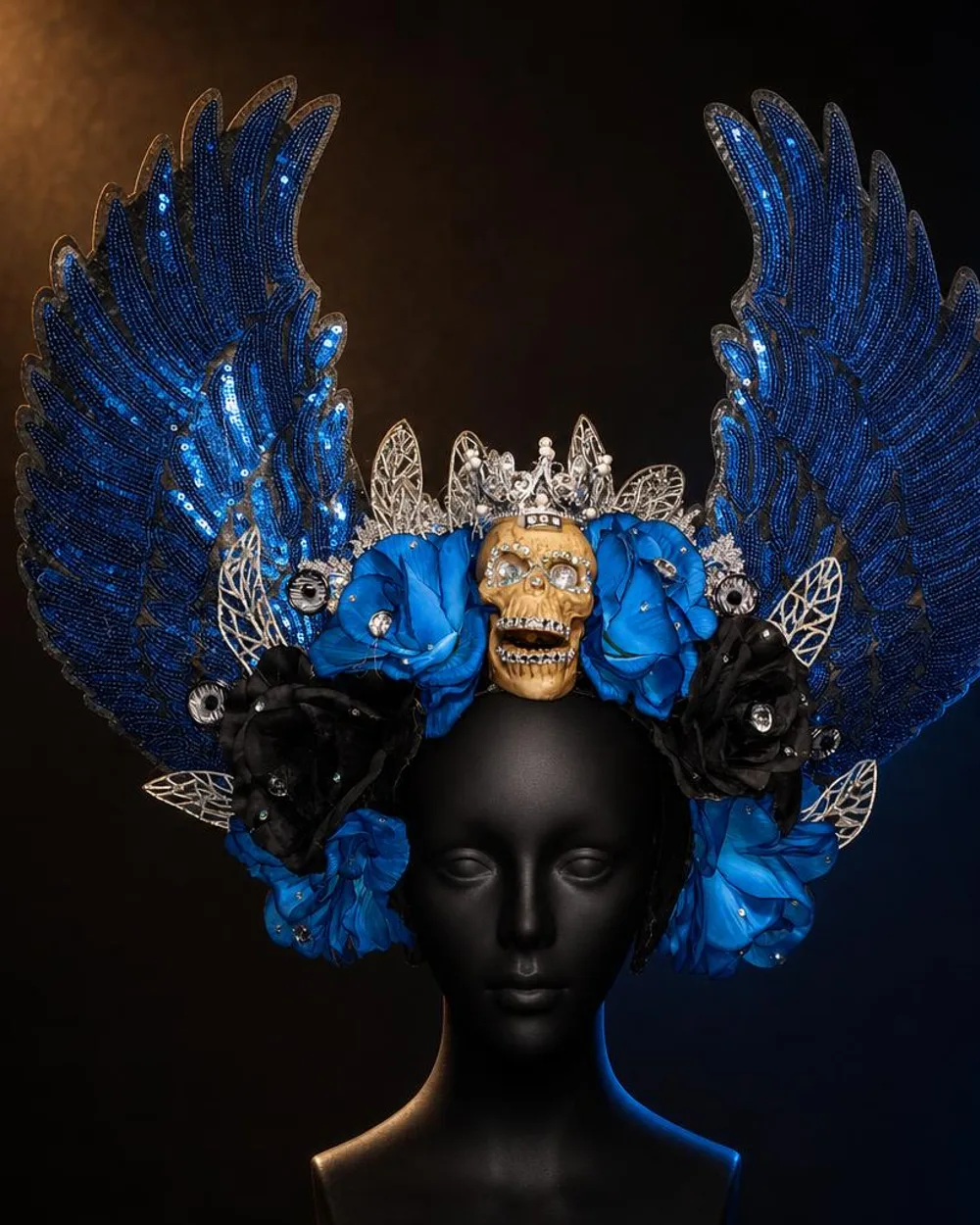 Alas de Medianoche: tocado con alas azules y calavera coronada