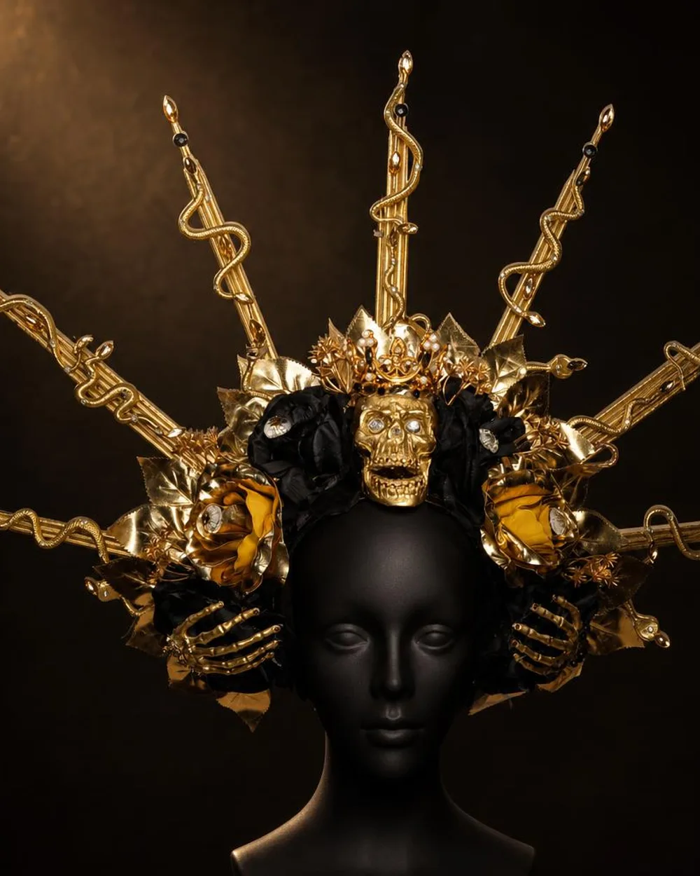 Catrina Imperial: corona dorada con calavera sobre fondo oscuro