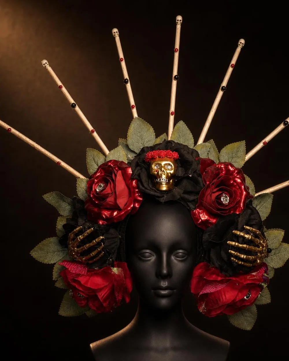 Corona Carmesí: rosas rojas y negras con calavera dorada