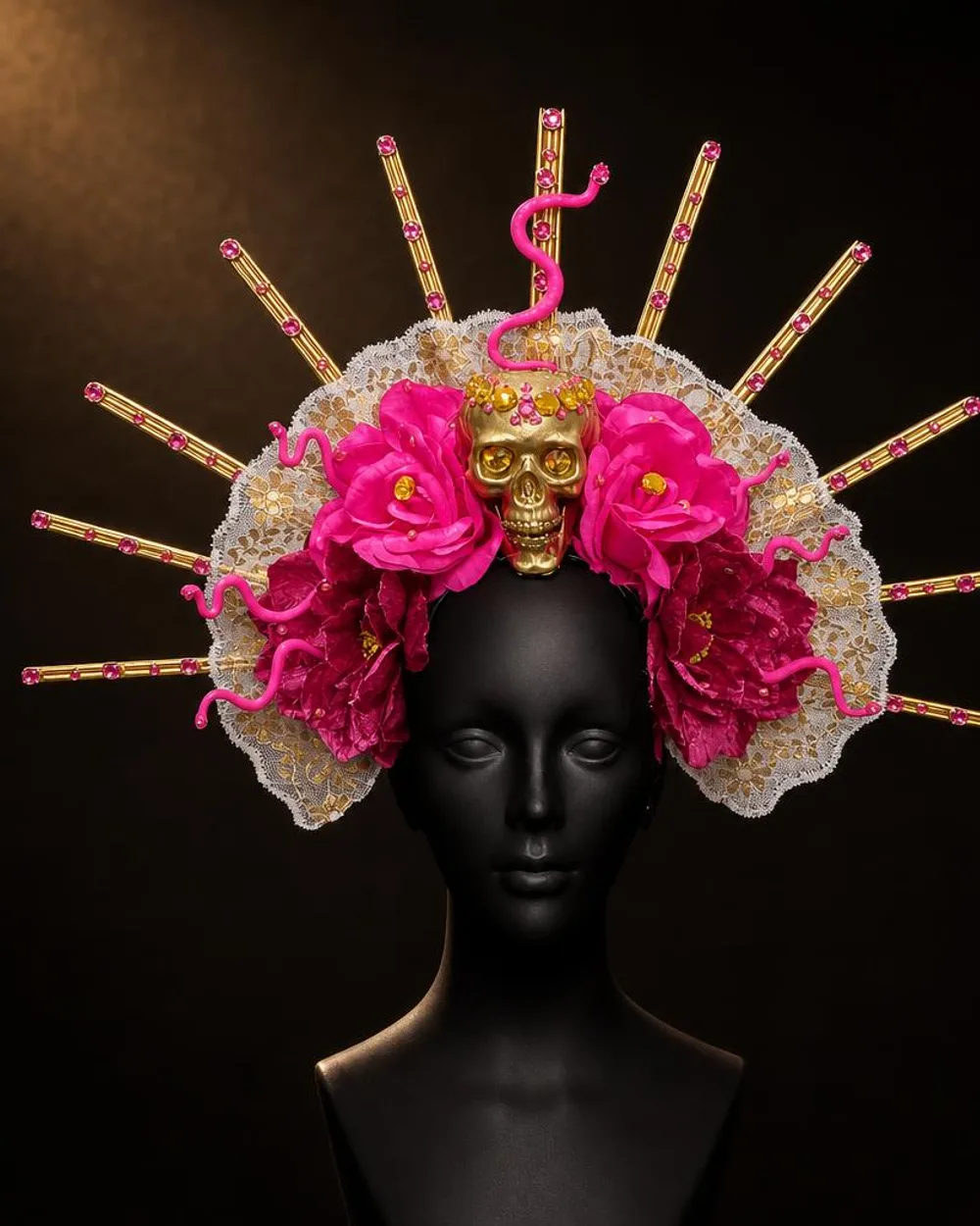 Reina de Azúcar: calavera dorada coronada entre rosas fucsia