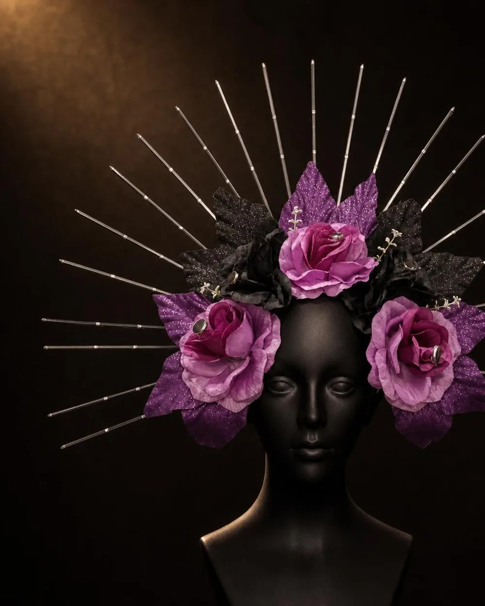 Violeta Nocturna: rayos plateados con rosas magenta y hojas negras